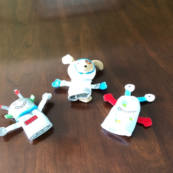 Solar System bulletin board set with 3 finger puppets and felt board pieces - Picture 5 of 7